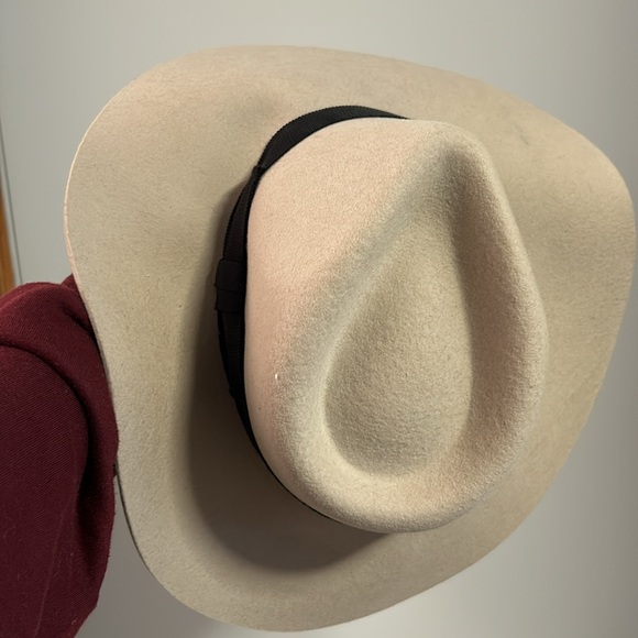 Aritzia hat - Picture 2 of 3